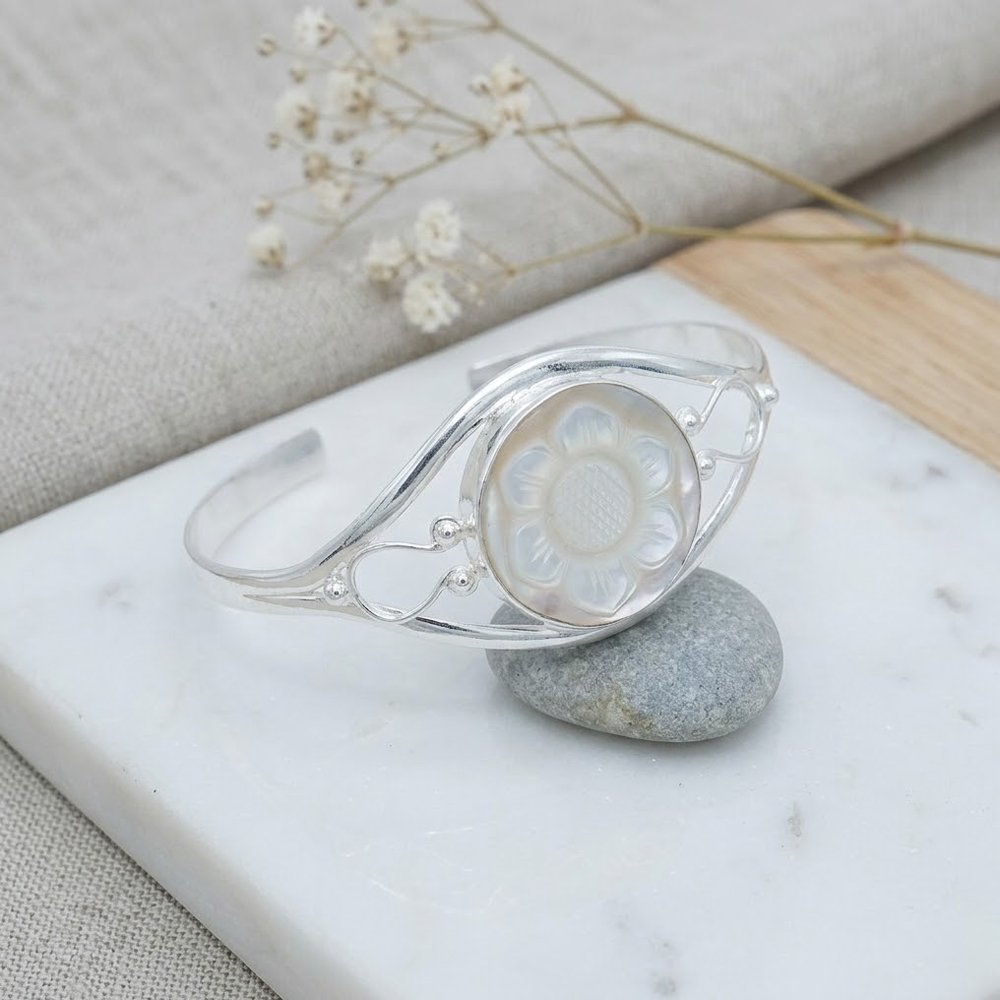 Mother of Pearl Bracelet – Elegant Natural Shell Bangle